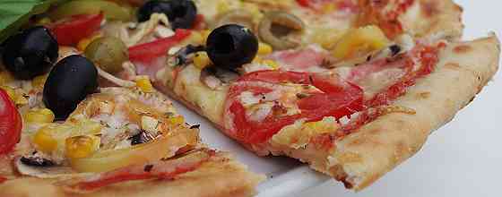 Knusprige Pizza mit Oliven, Käse und Salami
